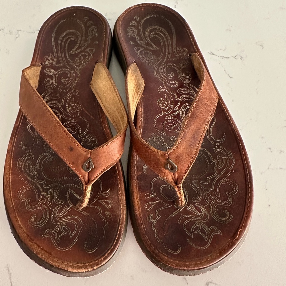 Women’s flip flops
Size 7 GUC